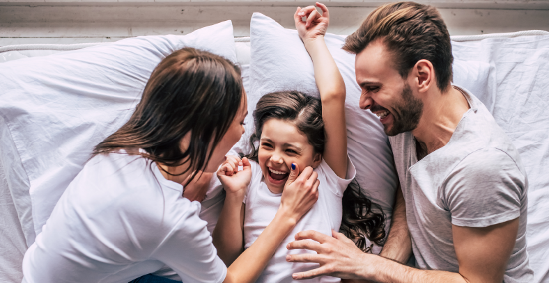 familia feliz abrazandose